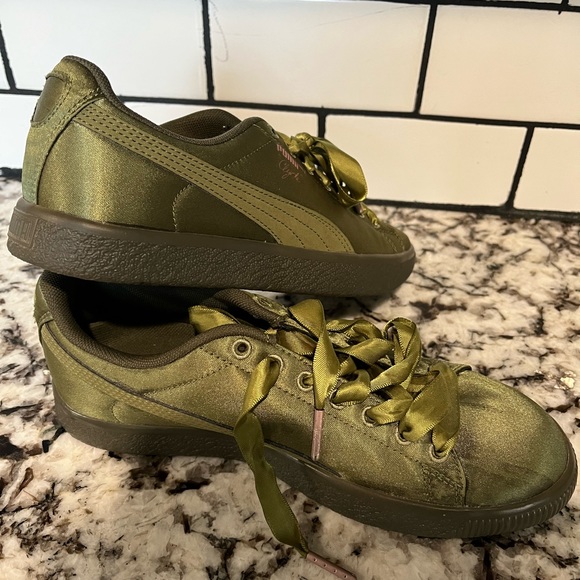 Puma Clyde Satin Jr 367469-03 Olive Avacado Size 6.5C - Picture 2 of 6